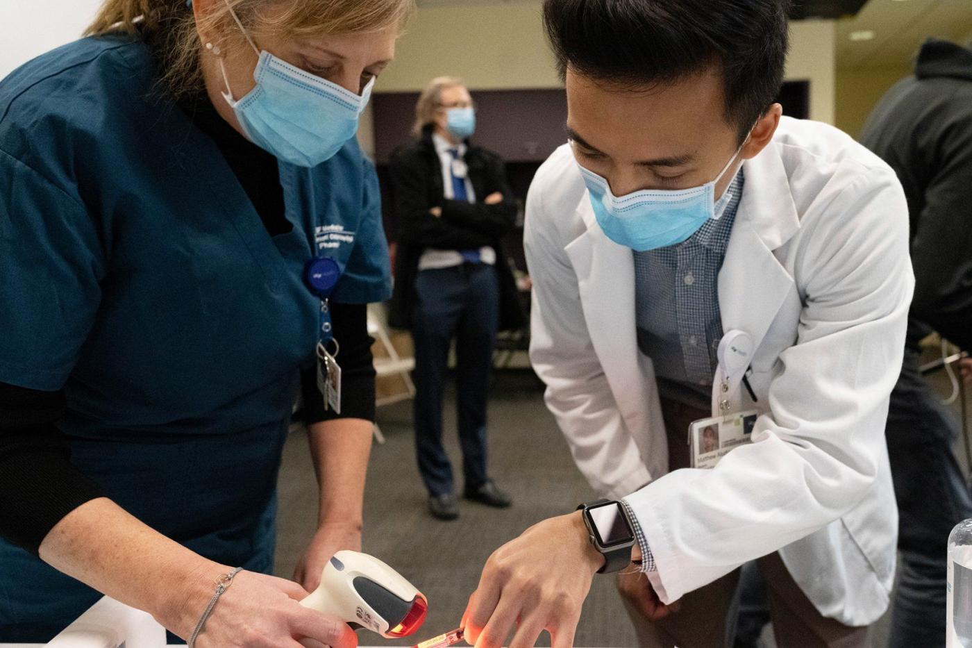 Pharmacy student prepares COVID-19 vaccine at clinic